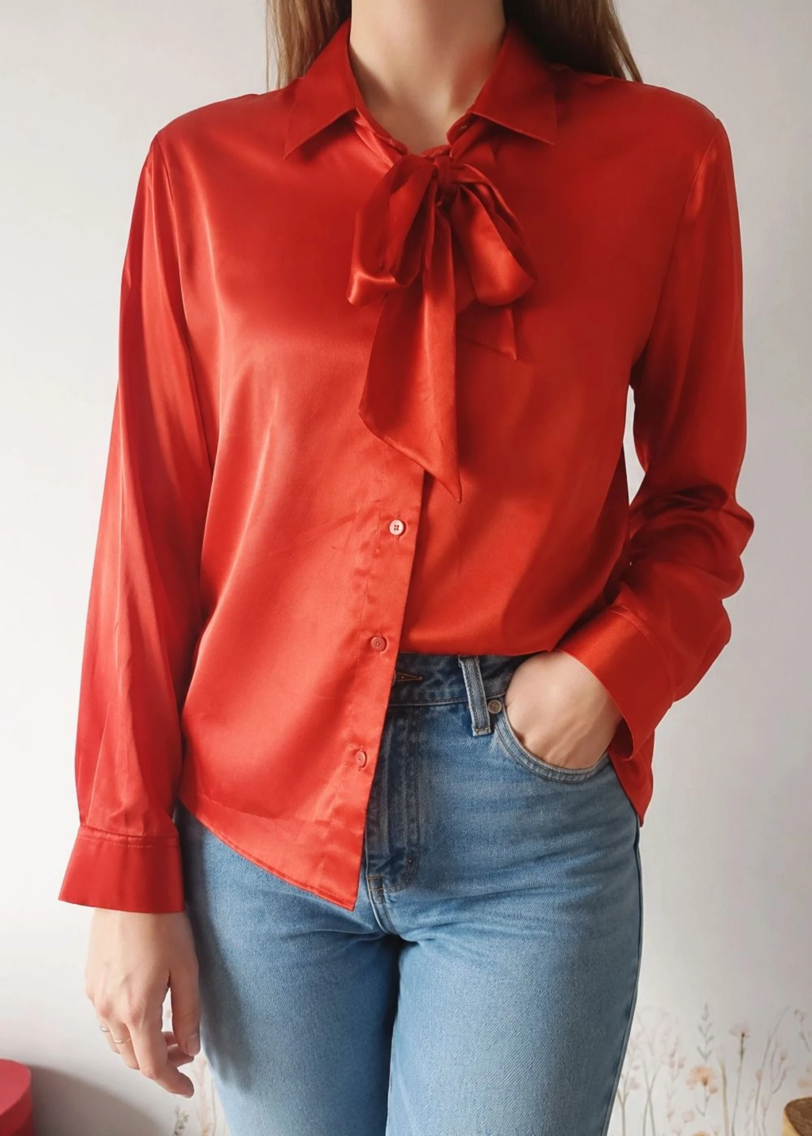 Rode satijnen blouse met strik maat 42 – photo 2
